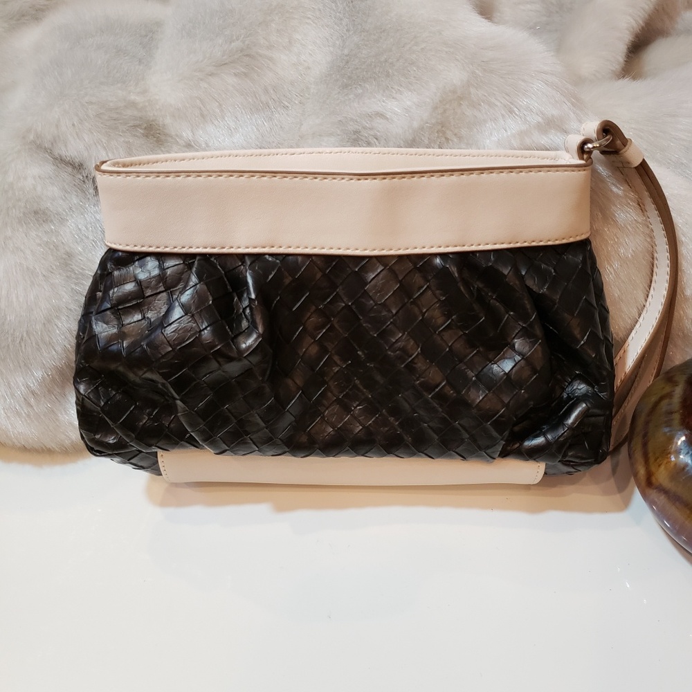 Vera Wang Simply Vera leather wristlet bag - Picture 3 of 5